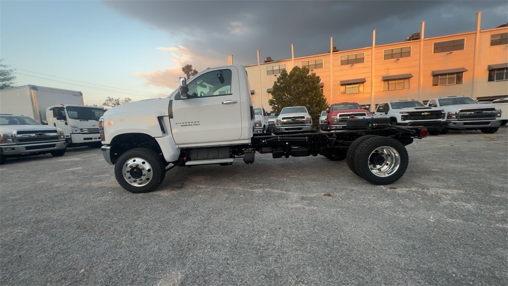 2024 Chevrolet Silverado MD LT